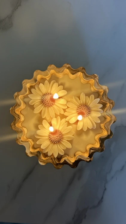 Dekoracyjna świeca w gipsie Daisy – świeca sojowa w pudełku na prezent