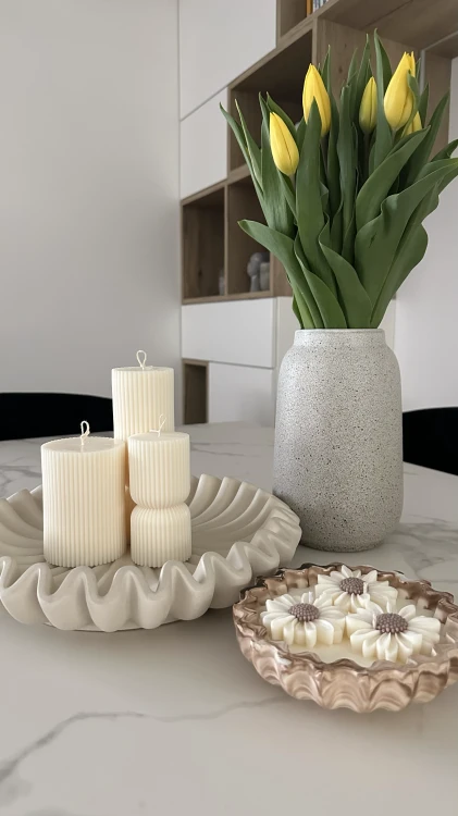 Świeca sojowa w gipsie Daisy 260 g – dekoracyjna świeca Solivya