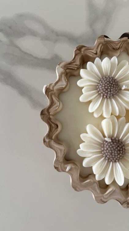 Ręcznie wykonana świeca w gipsie Daisy – unikatowa świeca marble Solivya