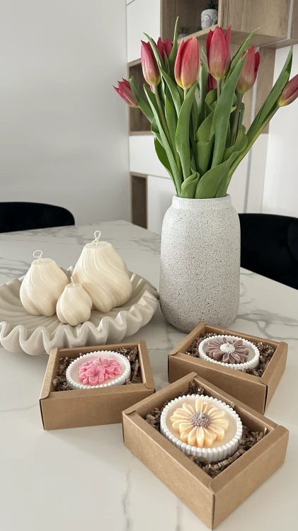 Dekoracyjna świeca Bloom w gipsowym pojemniku – elegancki prezent