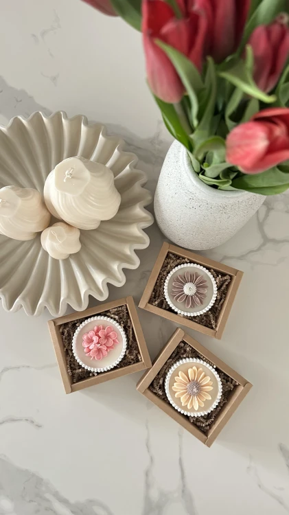 Świeca sojowa Bloom w gipsie – świeca na prezent w pudełku Solivya