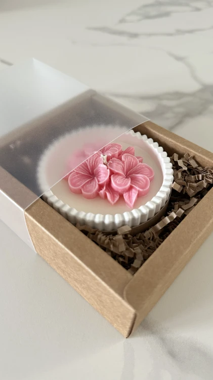 Świeca sojowa Bloom 100 g – świeca w pudełku prezentowym z kwiatem