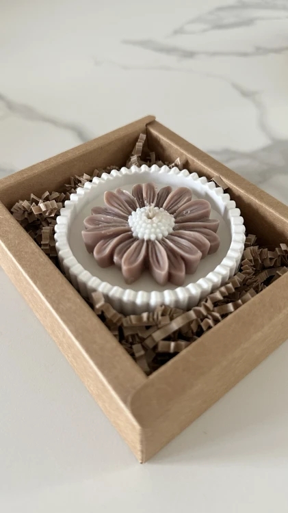 Świeca Bloom w gipsie – subtelna świeca z kwiatowym zdobieniem