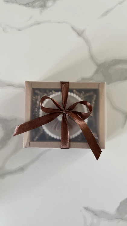 Mała świeca w gipsie Bloom – świeca prezentowa z kwiatem