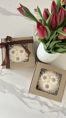 Świeca Daisy w gipsie zapakowana w pudełko – elegancka świeca na prezent