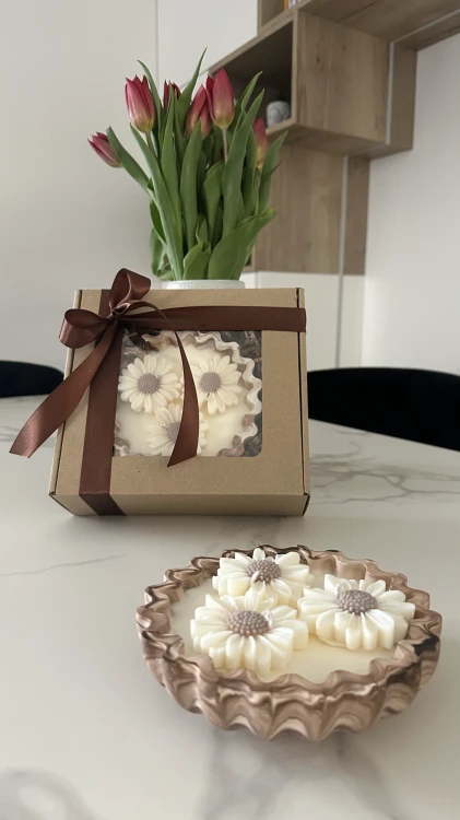 Świeca dekoracyjna Daisy 260 g – stylowy upominek w eleganckim opakowaniu