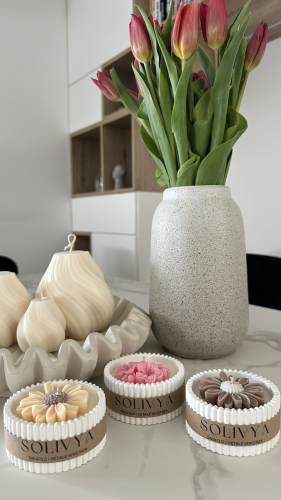 Świeca sojowa Bloom w gipsie 100 g – dekoracyjna świeca do wnętrza