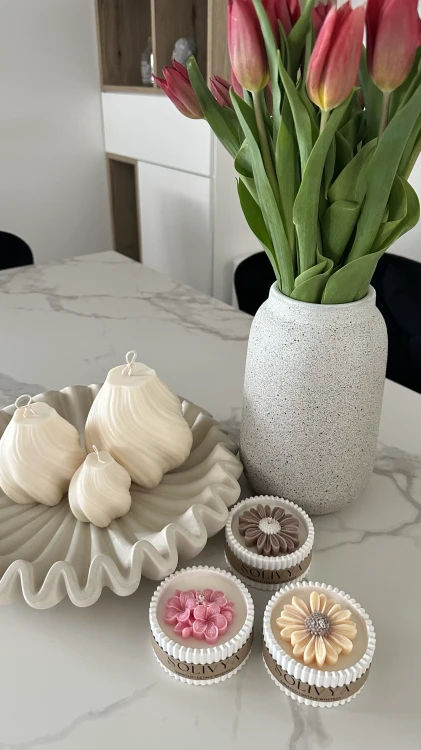 Mała świeca Bloom w gipsowym pojemniku – świeca dekoracyjna Solivya