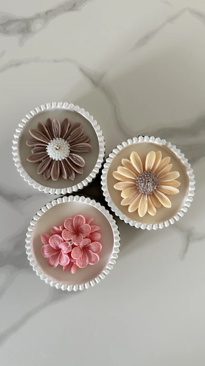 Świeca Bloom z kwiatem – ręcznie wykonana świeca sojowa w gipsie