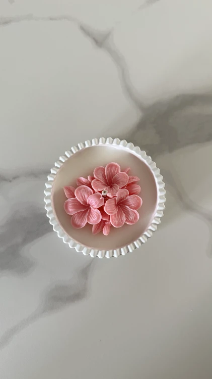 Ręcznie wykonana świeca Bloom w gipsie – designerska świeca dekoracyjna