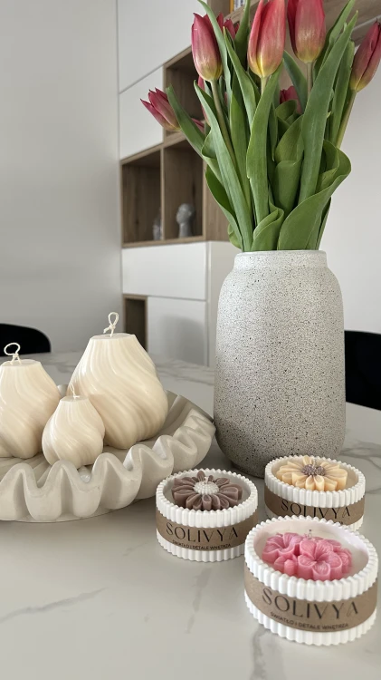 Świeca sojowa Bloom bez opakowania – elegancka świeca do wnętrza