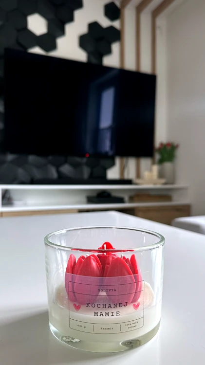 świeca zapachowa z czerwonymi tulipanami i bambusową pokrywką
