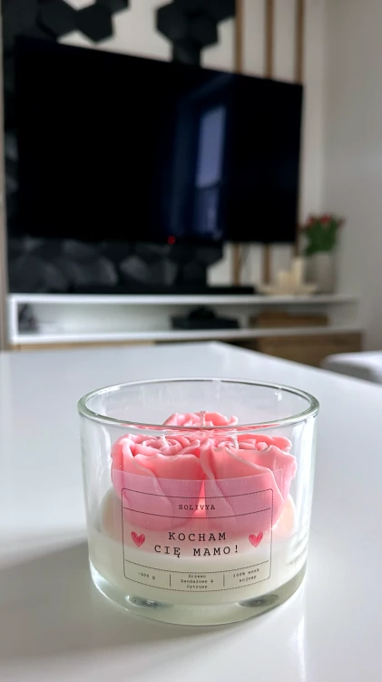 prezent dla mamy świeca sojowa z różami w słoiku