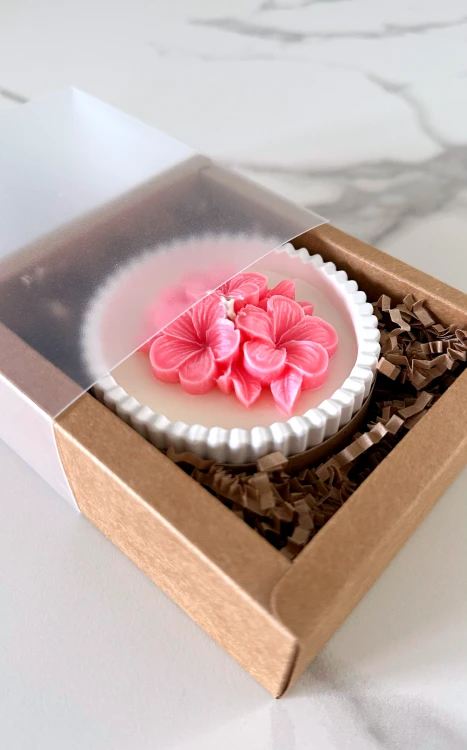 Świeca sojowa Bloom 100 g – świeca w pudełku prezentowym z kwiatem