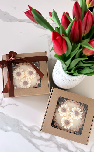 Świeca Daisy w gipsie zapakowana w pudełko – elegancka świeca na prezent