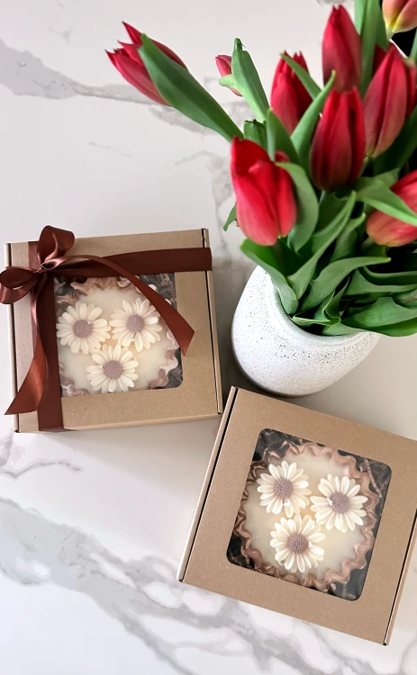 Świeca Daisy w gipsie zapakowana w pudełko – elegancka świeca na prezent
