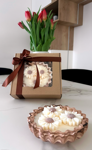 Świeca dekoracyjna Daisy 260 g – stylowy upominek w eleganckim opakowaniu