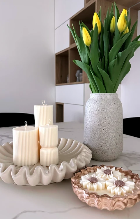 Świeca sojowa w gipsie Daisy 260 g – dekoracyjna świeca Solivya