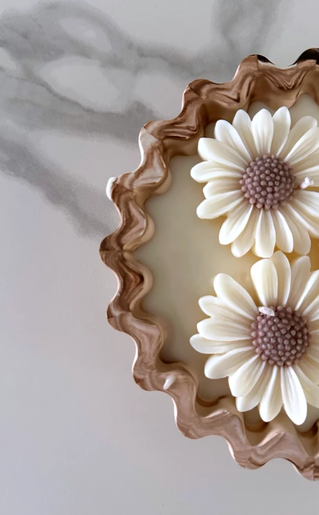 Ręcznie wykonana świeca w gipsie Daisy – unikatowa świeca marble Solivya