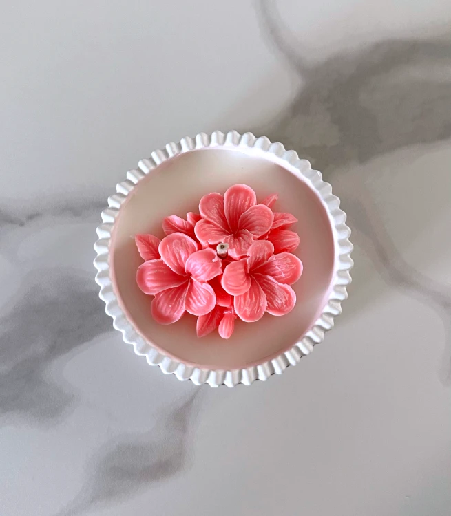 Ręcznie wykonana świeca Bloom w gipsie – designerska świeca dekoracyjna