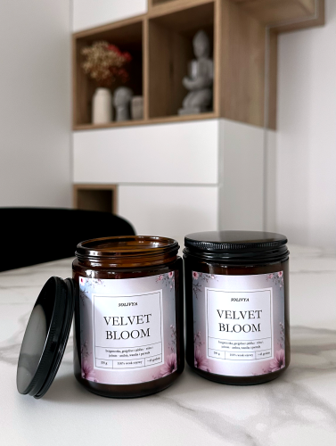 Zapachowa świeca sojowa Velvet Bloom Solivya – świeca na wieczór, relaks i nastrojową atmosferę