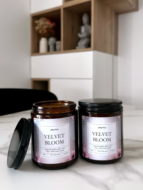 Zapachowa świeca sojowa Velvet Bloom Solivya – świeca na wieczór, relaks i nastrojową atmosferę