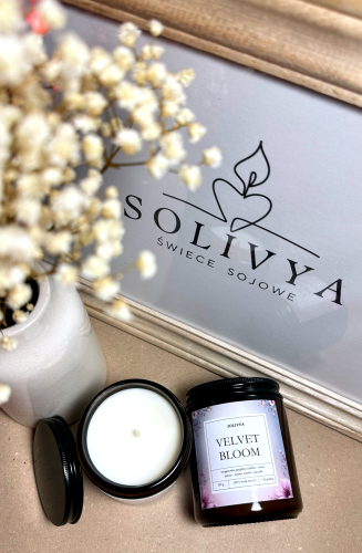 Velvet Bloom świeca zapachowa sojowa 200 g Solivya w szkle – kolekcja Evening Ritual