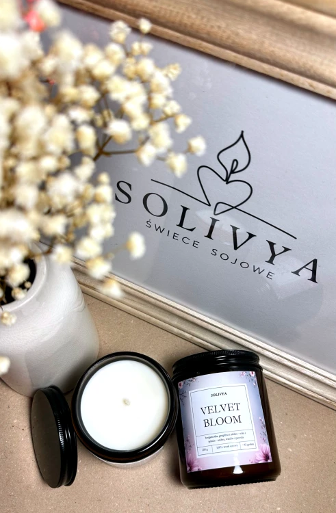 Velvet Bloom świeca zapachowa sojowa 200 g Solivya w szkle – kolekcja Evening Ritual