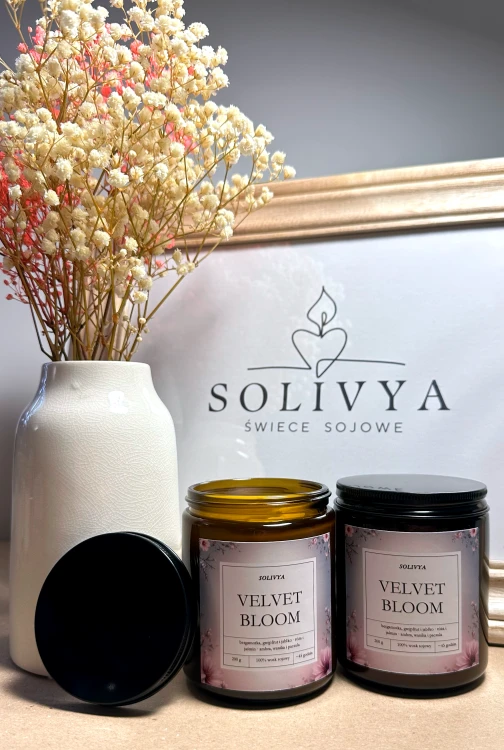 Świeca zapachowa sojowa Velvet Bloom Solivya – kwiatowo-waniliowy zapach, ręcznie robiona świeca