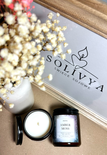 Świeca sojowa Amber Moss Solivya – elegancka świeca zapachowa w szkle, kolekcja Evening Ritual
