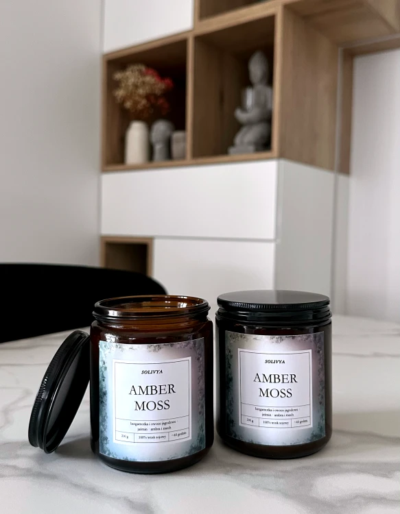 Zapachowa świeca sojowa Amber Moss Solivya – nastrojowa świeca na wieczór i relaks
