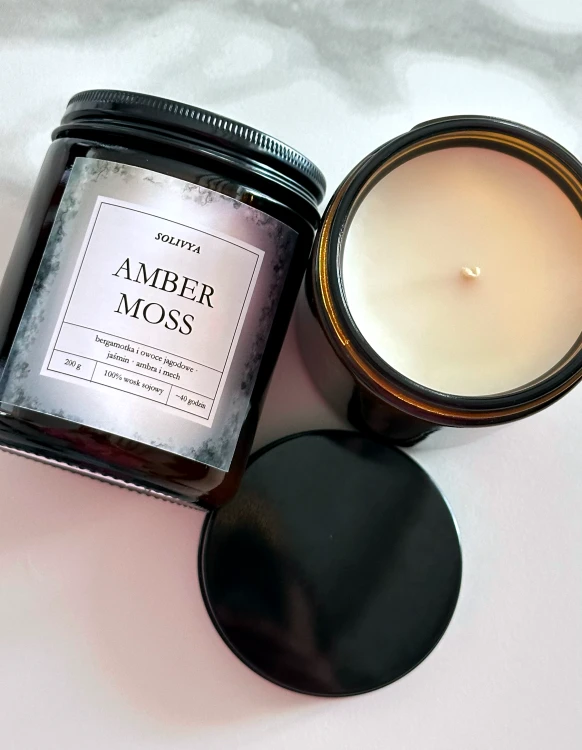 Amber Moss ręcznie robiona świeca zapachowa sojowa 200 g – detal szkła i wosku