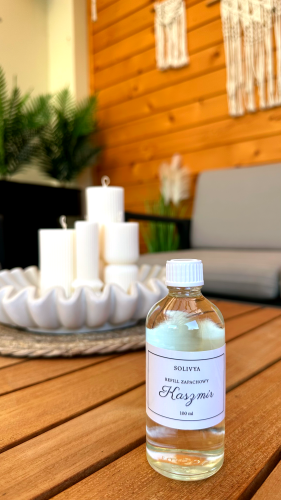 Refill do dyfuzora Kaszmir 100 ml marki Solivya w eleganckiej butelce z otulającym zapachem kaszmiru, bursztynu i piżma do wnętrz premium