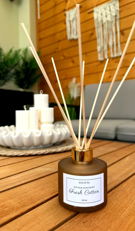 Dyfuzor Fresh Cotton 100 ml z naturalnymi patyczkami i świeżą kompozycją bergamotki, limonki oraz cedru od Solivya.