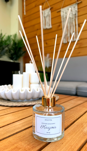 Dyfuzor zapachowy Kaszmir 100 ml marki Solivya w eleganckim szkle z otulającym zapachem kaszmiru, bursztynu i piżma do wnętrz premium.