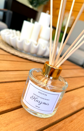 Luksusowy dyfuzor zapachowy Kaszmir 100 ml od Solivya o eleganckim, pudrowym i niezwykle komfortowym charakterze.