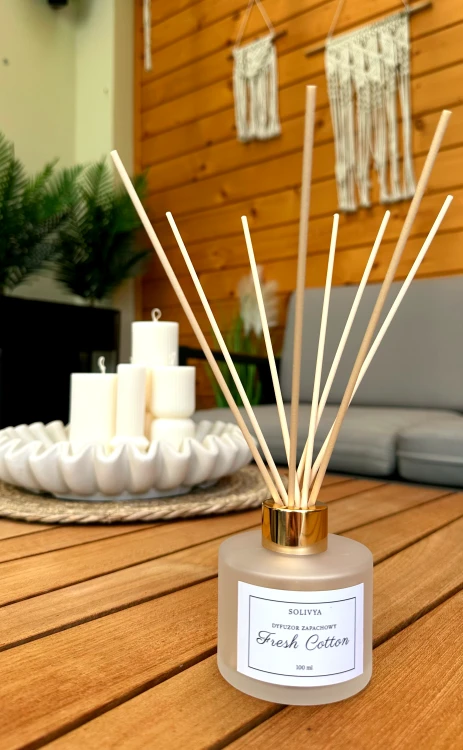 Dyfuzor Fresh Cotton + refill 2x100 ml z naturalnymi patyczkami i świeżą kompozycją bergamotki, limonki oraz cedru od Solivya.
