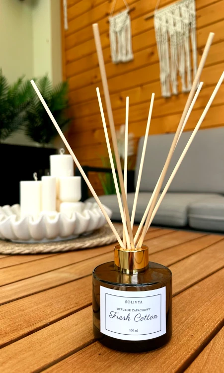Zestaw Fresh Cotton 2x100 ml marki Solivya z dyfuzorem zapachowym i refillem pozwalającym dłużej cieszyć się świeżym, eleganckim aromatem.