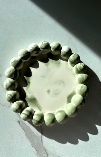 Elegancki oliwkowy zestaw zapachowy Solivya z dyfuzorem, naturalnymi patyczkami i ręcznie wykonaną podstawką marble.