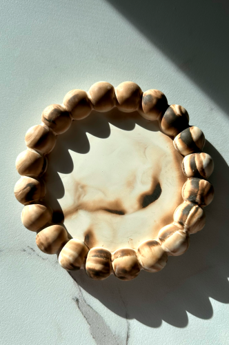Elegancki beżowy zestaw zapachowy Solivya z dyfuzorem, naturalnymi patyczkami i ręcznie wykonaną podstawką marble.
