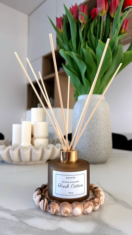 Beżowy zestaw zapachowy z dyfuzorem do wnętrz i podstawką marble marki Solivya w estetyce premium home decor.