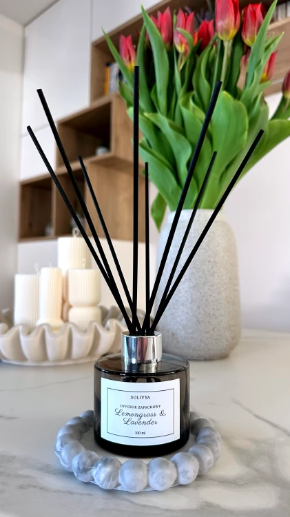 Czarny zestaw zapachowy z dyfuzorem do wnętrz i podstawką marble marki Solivya w estetyce premium home decor.
