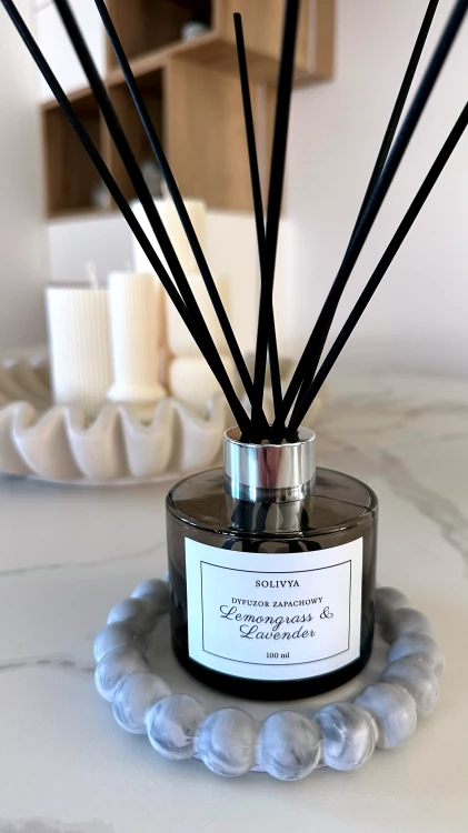 Zestaw Solivya z czarnym dyfuzorem zapachowym oraz ręcznie wykonaną podstawką marble w eleganckim minimalistycznym stylu.