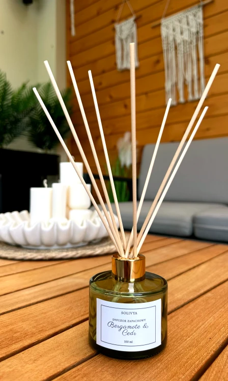 Elegancki dyfuzor zapachowy Solivya Bergamote &amp; Cedr z naturalnymi patyczkami i nowoczesnym aromatem inspirowanym luksusowymi wnętrzami.