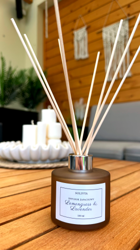 Dyfuzor zapachowy Lemongrass &amp; Lavender 100 ml marki Solivya z relaksującą kompozycją trawy cytrynowej, lawendy i subtelnej jodły.