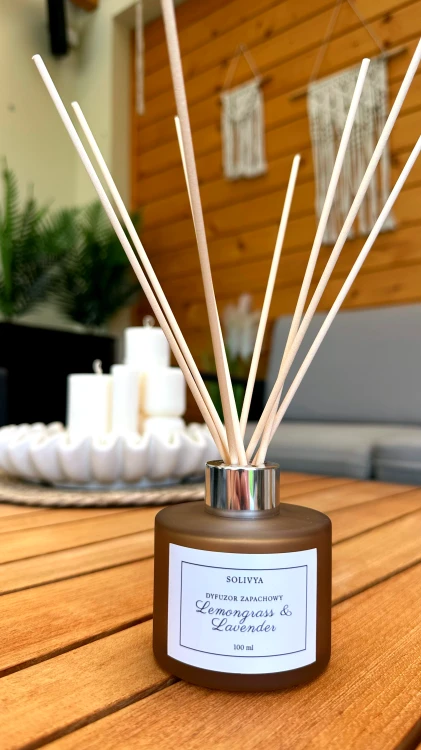Dyfuzor zapachowy Lemongrass &amp; Lavender 100 ml marki Solivya z relaksującą kompozycją trawy cytrynowej, lawendy i subtelnej jodły.