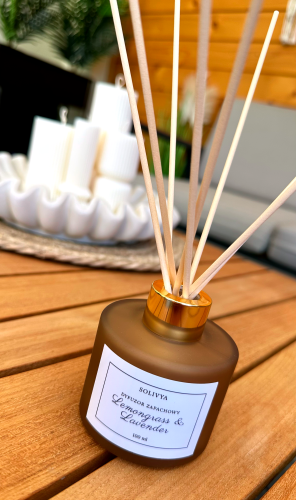 Elegancki dyfuzor zapachowy Lemongrass &amp; Lavender marki Solivya inspirowany spokojem natury i codziennym relaksem.