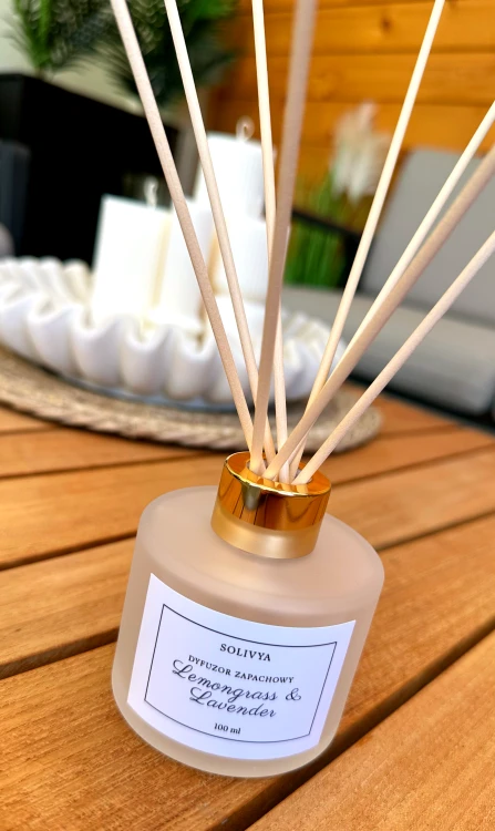 Minimalistyczny dyfuzor zapachowy Lemongrass &amp; Lavender marki Solivya o harmonijnym i kojącym aromacie do domu.