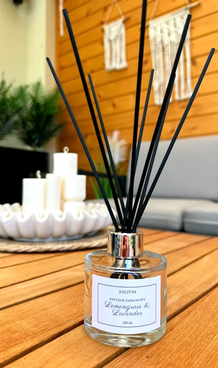 Relaksujący dyfuzor zapachowy Lemongrass &amp; Lavender 100 ml od Solivya z nutami lawendy, trawy cytrynowej i leśnej świeżości.