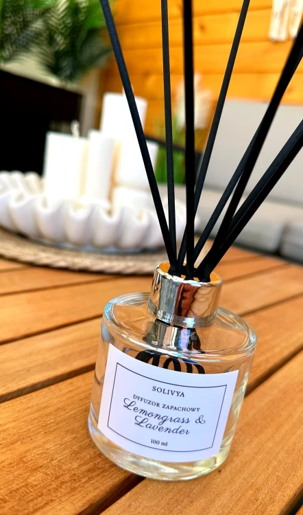 Dyfuzor do wnętrz Lemongrass &amp; Lavender marki Solivya tworzący atmosferę wyciszenia, świeżości i codziennego komfortu.
